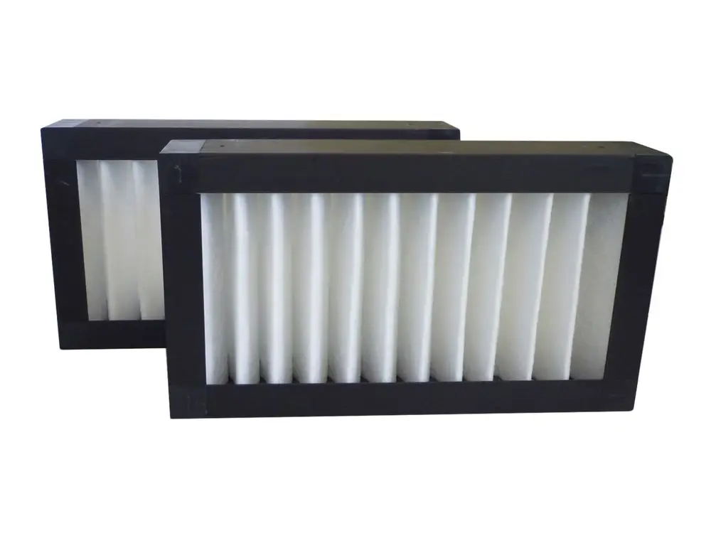 Ersatzfilter, hergestellt von Fränkische, in einem rechteckigen Rahmen mit gefalteten Filterelementen, in einer weißen und schwarzen Farbkombination, in zwei Stückzahlen.
